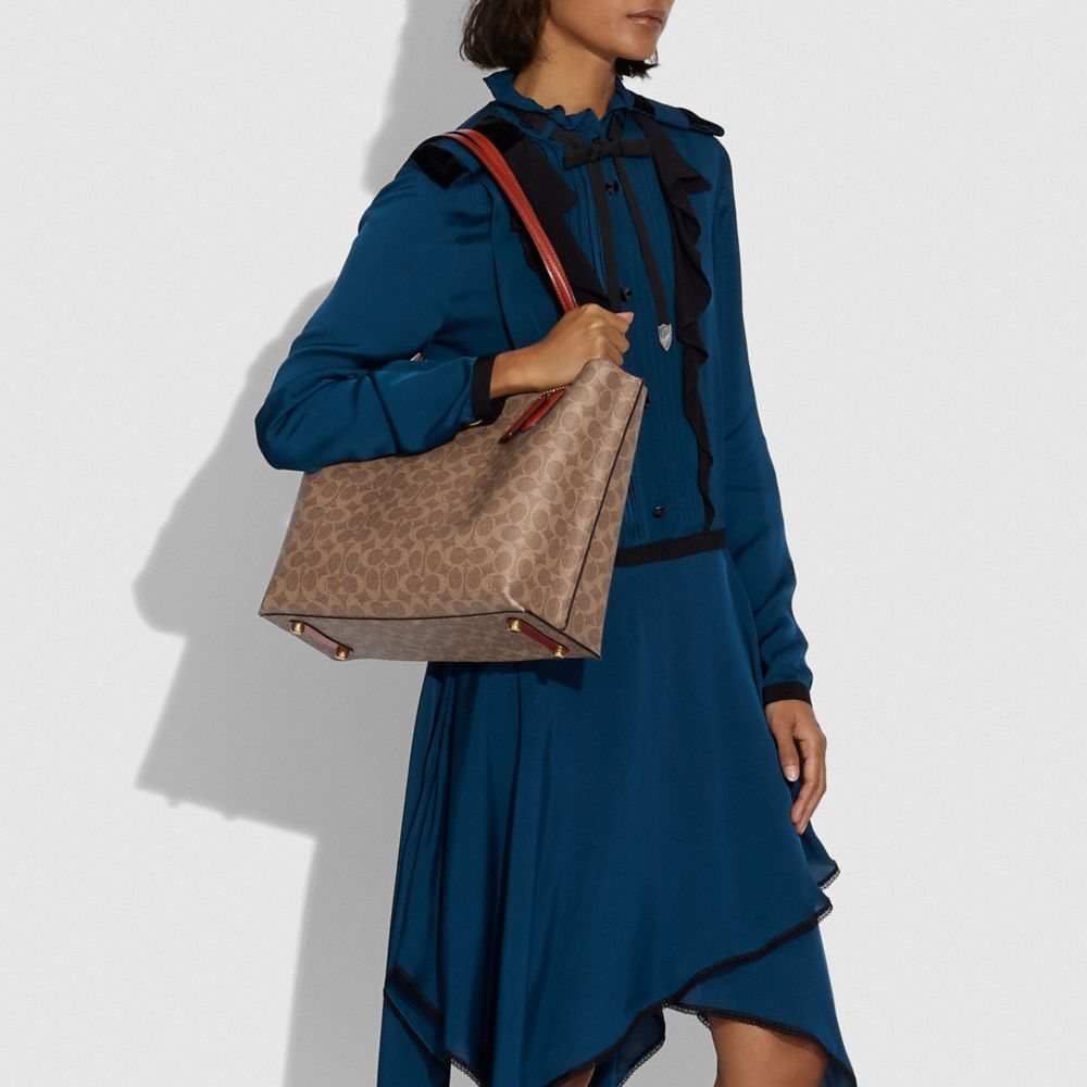 Női COACH® Willow In Signature Canvas Tote Barna Piros | HUMQR957